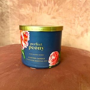 Bath and Body Works NWT Perfect Peony Candle
